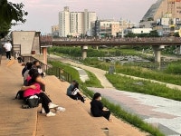 주말 곳곳 마스크·거리두기 실종… 방역 고삐 풀리나