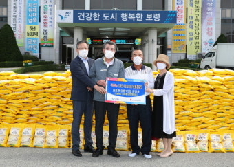 [포토]문영용 남포면 양항1리장, 보령시에 이웃사랑 후원 물품 전달