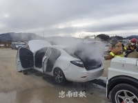 충주 호암동 한 아파트 지하주차장서 전기차충전 중화재