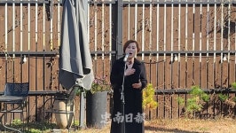 [포토] 충주 지현동 JCMF우물있는 정원음악회서 열창하는 소프라노 신서윤씨
