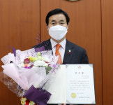 서산시의회 안원기 의원, 애정2리 주민들 감사장 받아