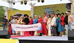 선사시대와 현대 패션쇼의 만남, 오랜 여운을 남기다