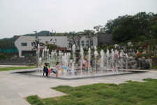 예산군, 예산황새공원 인공폭포 및 바닥분수 야간 운영