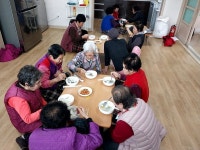 [포토] 공주시 정안면, 효도마을 고성리 어르신 떡국 나눔