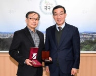 대전 중구, 6·25 참전유공자 유가족 안영찬씨에 무공훈장 전수