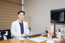 [의료칼럼] 젊은층에서도 발병하는 디스크, 수술만이 정답은 아냐