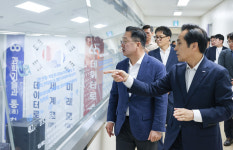이장우 시장, 한국과학기술정보연구원 방문…원팀으로 선순환 경제시스템 구축하자