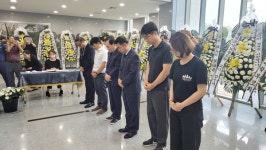 [포토] 서울 초등교사 추모 공간 찾은 김지철 충남교육감