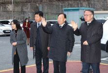 [포토] 설동호 대전교육감, 한밭고 수험장서 수능 수험생 응원