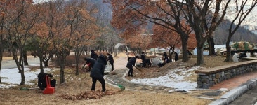 [포토]대전몰군경미망인회, 국립대전현충원 환경정화활동 실시