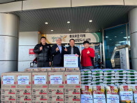 [포토] 서천군 장항식자재마트, 300만 원 상당 쌀과 라면 기탁