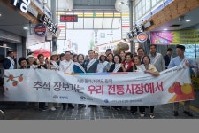 민생 현장으로…김석필 천안시장 권한대행, 추석 앞두고 전통시장 방문