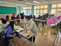 당진 서정초 학부모회, 손수 만든 졸업식 포토존으로 특별한 추억 준비