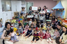 [포토] 첫마을라온어린이집, 초록우산 세종본부에 바자회 수익금 전달