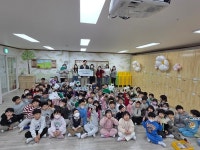 [포토] 톰지유치원, 따뜻한 나눔 실천…초록우산에 후원금 전달