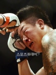 [포토]김대성, 피 흘리지만 주먹 피하진 않겠다!