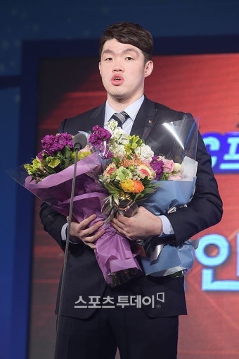 [포토]'KCC 프로농구 시상식' 이승현, 신인선수상 받았어요![스포츠투데이]
