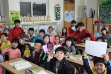 충주 험멜, 칠금초 학생에게 학습용 자 선물[스포츠투데이]