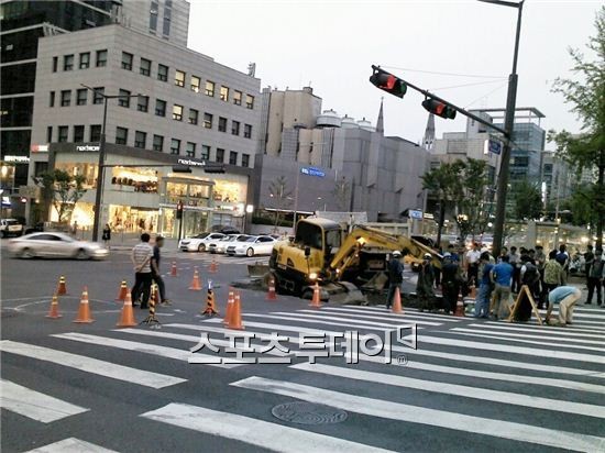 애오개역 앞 40cm 싱크홀 발생, 교통 통제 중