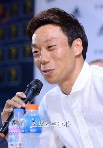 [포토]'수원 주장' 염기훈, 감독-주장의 만장일치 부끄럽습니다~