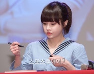 [포토]티아라 보람 본격적으로 사인준비(티아라 팬사인회)