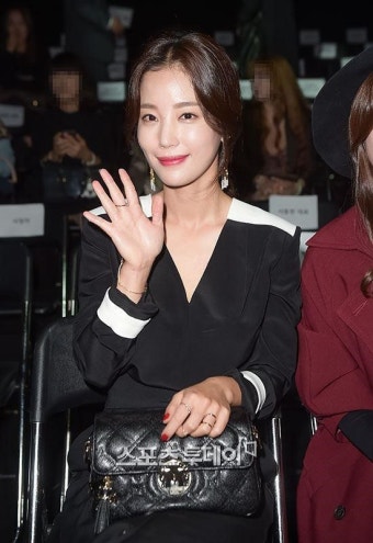 [ST포토]기은세 '수줍은 손인사'(서울패션위크)