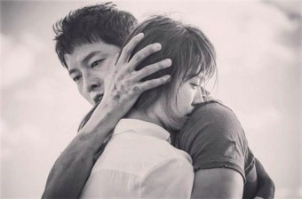 송혜교 눈물vs송중기 슬픈 눈, '태양의후예' 비하인드 한 컷이 다 영화