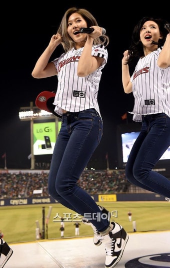LG, 31일 KIA전서 트와이스 사나·나연 시구시타