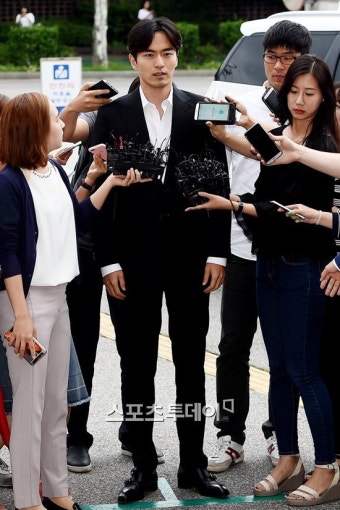 [ST포토] 이진욱, 덤덤하게 경찰 출석