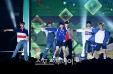 [ST포토] 아스트로, 부산을 들썩이게 만든 라이징스타