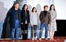 [ST포토]밤의 해변에서 혼자 제작진, 포즈는 딱딱하게