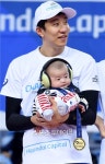 [ST포토]신영석 아들 목에 걸어준 금메달
