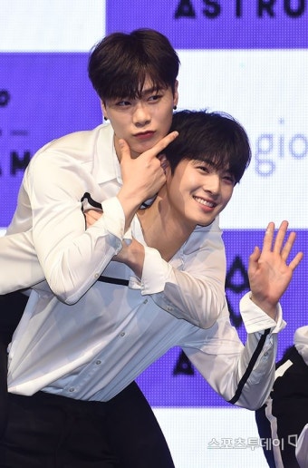[ST포토]문빈-차은우 '처음보는 어부바 포즈'
