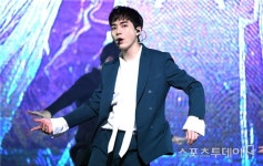 [ST포토]아론 집중시키는 무대