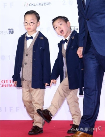 [스투라이크]'폭풍성장한 송일국의 삼둥이 대한-민국-만세'