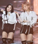 [ST포토] 나현-뉴썬, 바닥에 무릎을 대고