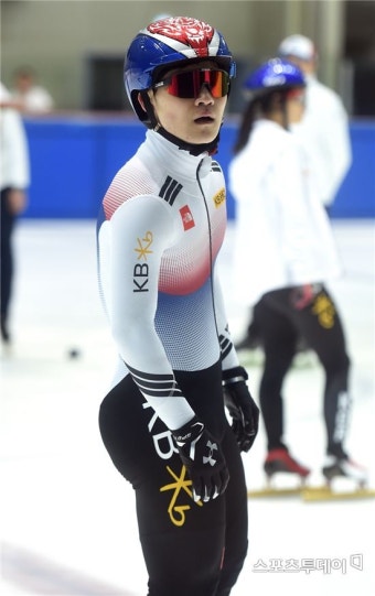 쇼트트랙 서이라·황대헌, 나란히 1000m 예선 통과