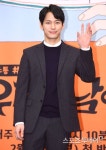 [ST포토] 지일주 딱딱한 손인사