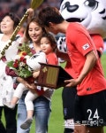 캡틴 기성용, 부인 한혜진 딸 시온이와 함께 다정한 미소 활짝