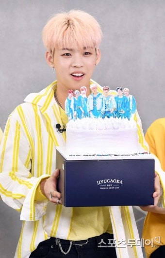 [ST포토] 온앤오프 효진, '온앤오프 케이크!'