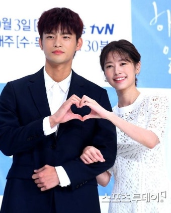 [ST포토] 서인국-정소민 '함께 만든 하트'