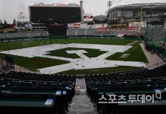 [ST포토] 우천 순연된 한국시리즈 4차전