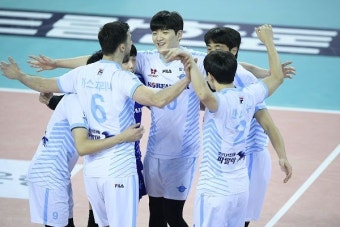 '정지석 22점' 대한항공, 우리카드에 짜릿한 역전승…선두 탈환