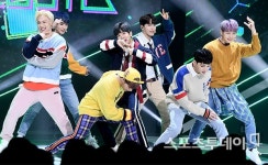 [ST포토] 머스트비, '더쇼 첫 무대는 우리가'