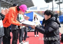 [ST포토] 32km 여자부문 시상하는 양정의 국장