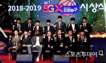 [ST포토] 2018-2019 프로농구 시상식, 기념촬영하는 수상자들