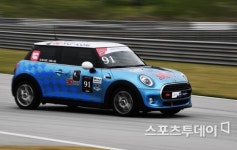 [ST포토] 서킷 질주하는 꼬마 자동차