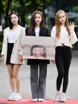 [ST포토] 카밀라, '신기한 포스터 들고'