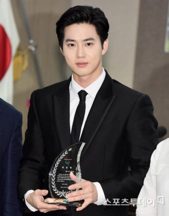 [ST포토] 엑소 수호, '홍보대사 위촉패 들고'