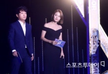 [ST포토] 시상하는 양정의 총괄국장-남보라 (2019 소리바다 어워즈)